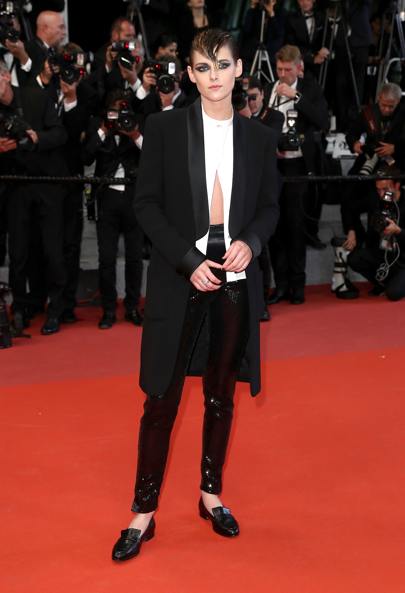 Kristen Stewart w czarnym garniturze CHANEL podczas Cannes 2018